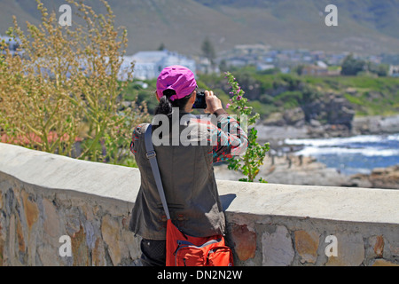 Tourist taking photograph du Vieux Port à Hermanus sur la côte des baleines dans la région de Western Cape, Afrique du Sud. Banque D'Images