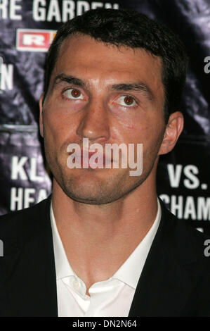 Sep 19, 2006 ; New York, NY, USA ; Heavyweight Champion du Monde Wladimir Klitschko à la conférence de presse pour annoncer son prochain combat avec Calvin Brock le 11 novembre 2006 au Madison Square Garden. Crédit obligatoire : Photo par Nancy/Kaszerman ZUMA Press. (©) Copyright 2006 by Kaszerman Banque D'Images