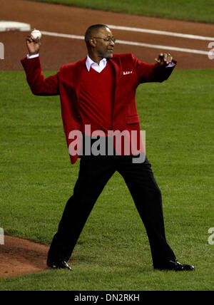 Oct 24, 2006 ; St Louis, MO, USA ; BASEBALL : ex-OZZIE SMITH shortstop Cardinal lance la première balle de cérémonie avant match trois des World Series à Busch Stadium à St Louis, le mardi 24 octobre de l'Organisation mondiale de la série entre les Cardinals de Saint-Louis et les Tigers de Detroit à Comerica Park à Detroit (Michigan), les cardinaux battre les Tigres 5-0. Crédit obligatoire : Photo de J. Banque D'Images