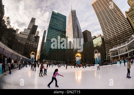 La patinoire est l'élément principal de l'hiver de la Bank of America au Bryant Park Village Banque D'Images