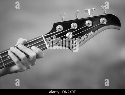 Les mains à l'instrument de musique Banque D'Images