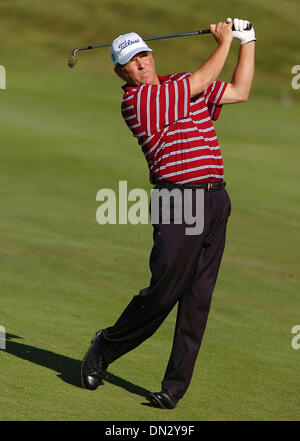 Oct 27, 2006 ; Sonoma, Californie, USA ; JAY HAAS hits son tir d'approche sur le 9e trou lors de la ronde finale du championnat de la Coupe Charles Schwab, le dimanche 29 octobre 2006 à la Sonoma Golf Club à Sonoma, Californie Haas a remporté la course aux points du circuit des Champions après avoir frappé 11-sous-pair pour le tournoi. Crédit obligatoire : Photo par Jose Carlos Fajardo/Contra Costa Times/ZUMA Press Banque D'Images