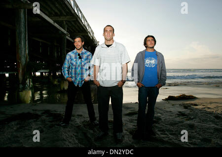 Oct 30, 2006 ; San Diego, CA, USA ; Surfers DUSTIN LACKEY, centre, et ses amis TORREY WEST, à gauche, et Travis Collings a aidé une personne qui qui a sauté du Crystal Pier dans l'océan dans la région de Pacific Beach le dimanche. Les surfeurs, qui étaient dans l'eau, a aidé l'homme qui avait une blessure au cou. Alors qu'ils aidaient l'homme, le conseil de laquais flottaient côte, où quelqu'un l'avait volé. Mand Banque D'Images