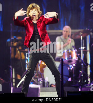 Nov 06, 2006 ; Oakland, CA, USA ; Mick Jagger et les Rolling Stones au McAfee Coliseum d'Oakland. Les pierres terminer la dernière étape de leur tournée Bigger Bang. Crédit obligatoire : Photo de John Green/Oakland Tribune/ZUMA Press. (©) Copyright 2006 par Oakland Tribune Banque D'Images