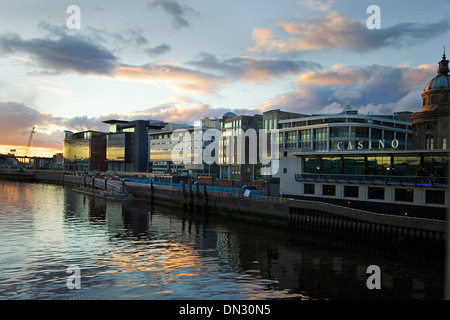 Vue de l'broomielaw sur la Clyde à Glasgow avec bt immeuble sur waterfront au coucher du soleil Banque D'Images