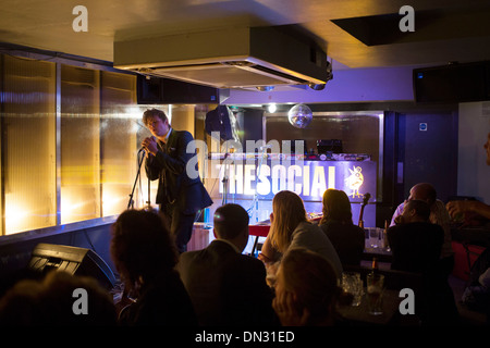 L'écoute de l'auditoire à un poète à une lecture de poésie à la vie sociale, une petite musique et des arts de la scène au centre de Londres, au Royaume-Uni. Banque D'Images