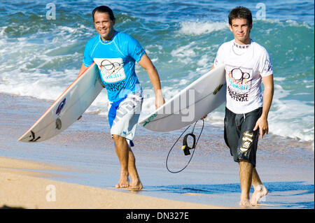 Nov 18, 2006 ; Haleiwa, Hawaii, USA ; Vans Triple Crown de surfer, d'Oahu, Hawaii. L'OP Pro, six étoiles Association of Surfing Professionals (ASP) World Qualifying Series (WQS) Événement, Alii Beach Park, Haleiwa, Oahu, Hawaii, 12-22 novembre 2006. Sur la photo : l'ancien champion du monde ASP DEREK HO, Oahu (Haw) (photo de gauche) et son neveu MASON, 18 ans, se faisaient concurrence dans leur tour Banque D'Images