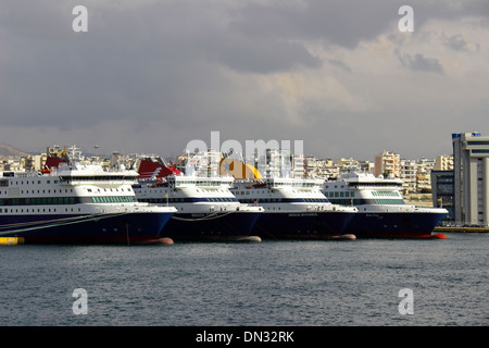 Ferry boats dans le port du Pirée, Grèce, Europe Banque D'Images