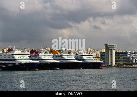 Ferry boats dans le port du Pirée, Grèce, Europe Banque D'Images