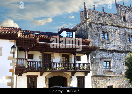 Maisons typiques dans la ville du patrimoine mondial de Santillana del Mar, Espagne Banque D'Images