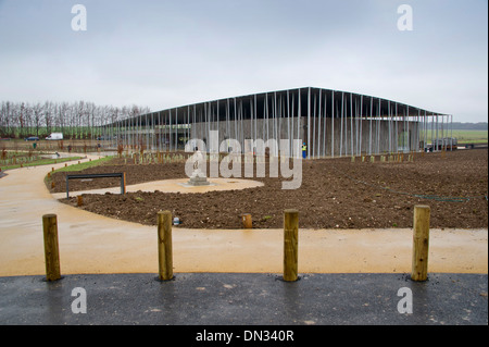 Le nouveau centre des visiteurs de Stonehenge amesbury wiltshire,,,uk,montrant la reconstitution d'un squelette d'excavation. Banque D'Images