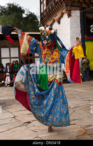 Le Bhoutan, Thangbi Mani Lhakang Tsechu festival, seigneur de la mort dancer in courtyard Banque D'Images