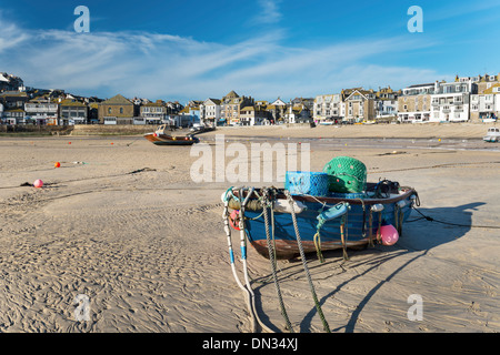 Bateau de pêche sur la plage à St Ives en Cornouailles Banque D'Images