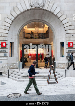 Il a passé quelques élèves entrée de la LSE London School of Economics and Political Science Houghton Street London UK Banque D'Images