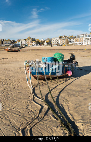 Bateau de pêche sur la plage à St Ives en Cornouailles Banque D'Images