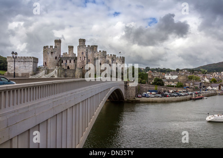 Pont sur la rive à Conwy au Château de Conwy, avec collecte de nuages Banque D'Images