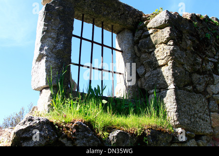 Vieille fenêtre avec rusty situés dans une maison en ruine Banque D'Images