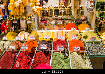 Variété d'épices comme le basilic, cumin, Poivre, Piments et menthe parmi d'autres au Bazar, épices Misir Carsisi, ou Bazar Egyptien Banque D'Images