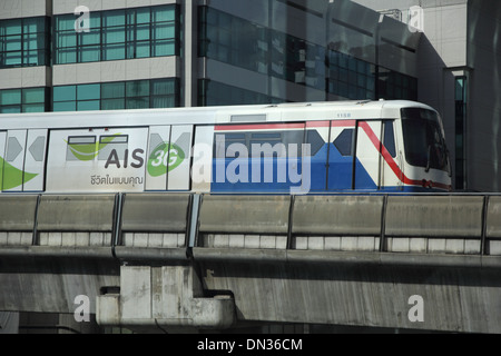 BTS Sky Train sur rail Banque D'Images