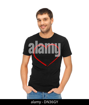 L'homme en t-shirt noir avec coeur libre Banque D'Images