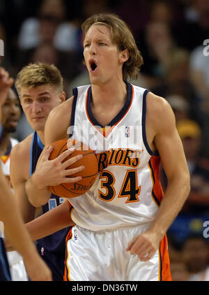 Nov 25, 2006 ; Oakland, CA, USA ; Golden State Warriors Mike Dunleavy, # 34, réagit après un appel tout en jouant les Utah Jazz dans le 2ème quart de leur jeu Samedi, 25 novembre 2006 à l'Oracle Arena à Oakland, Californie crédit obligatoire : Photo par Jose Carlos Fajardo/Contra Costa Times/ZUMA Press. (©) Copyright 2006 par Contra Costa Times Banque D'Images