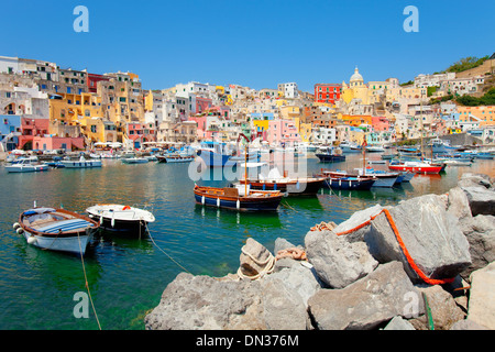 Marina Corricella, île de Procida, dans la baie de Naples, Campanie, Italie Banque D'Images