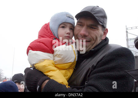 Boxeur Russe Nikolai Valuev - champion de boxe WBA poids super lourds avec son enfant dans sa ville natale de Saint-Pétersbourg et la Russie.24 Décembre 2005.(Image Crédit : © PhotoXpress/ZUMA Press) RESTRICTIONS : l'Amérique du Nord et du sud de l'homme SEULEMENT ! Banque D'Images