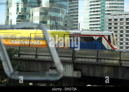 BTS Sky Train sur rail Banque D'Images