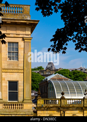 Bâtiments traditionnels en pierre dans le centre de Buxton, une ville thermale dans le Peak District en Angleterre UK Banque D'Images