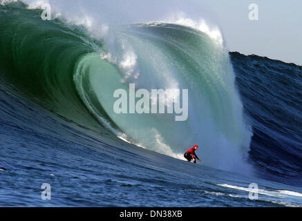 Feb 07, 2006 - Half Moon Bay, Californie, USA - Tyler Smith, 27 ans, de Santa Cruz, tombe en bas d'une vague géante pendant la 2006 Mavericks Surf Contest mardi. Smith a terminé la course en deuxième place. Banque D'Images