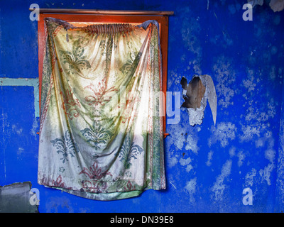 Dans la fenêtre mur bleu, North Uist, Scotland Banque D'Images