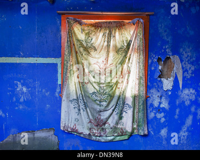 Dans la fenêtre mur bleu, North Uist, Scotland Banque D'Images