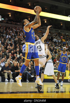 Golden State Warriors Matt Barnes monte pour le rebond sur San Antonio Spurs Tony Parker dans le 1er trimestre de leur jeu à l'Oracle Arena à Oakland en Californie, Mardi 11 Décembre, 2007. (Bob Larson/Contra Costa Times/ZUMA Press) Banque D'Images