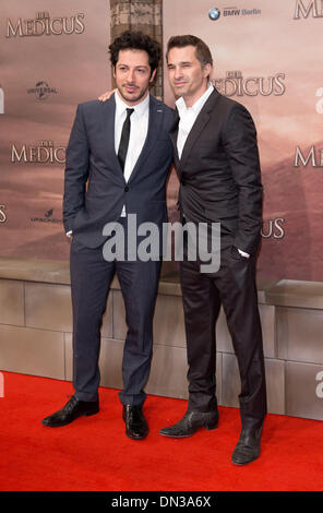 Berlin, Allemagne. 14Th Dec 2013. Fahri acteur Yardim (L) et Olivier Martinez arrivent à la première mondiale du film 'Le Médecin' au 'cinéma' Ufa-Palast am Zoo de Berlin, Allemagne, 16 décembre 2013. Le film est basé sur le roman d'aventure avec le même titre qui a été publié il y a presque trente ans. Le film est ouvert dans les salles allemandes le 25 décembre 2013. Photo : JOERG CARSTENSEN/dpa/Alamy Live News Banque D'Images