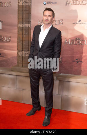 Berlin, Allemagne. 14Th Dec 2013. L'acteur Olivier Martinez arrive à la première mondiale du film 'Le Médecin' au 'cinéma' Ufa-Palast am Zoo de Berlin, Allemagne, 16 décembre 2013. Le film est basé sur le roman d'aventure avec le même titre qui a été publié il y a presque trente ans. Le film est ouvert dans les salles allemandes le 25 décembre 2013. Photo : JOERG CARSTENSEN/dpa/Alamy Live News Banque D'Images