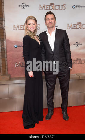 Berlin, Allemagne. 14Th Dec 2013. L'actrice Emma Rigby et l'acteur Olivier Martinez arrivent à la première mondiale du film 'Le Médecin' au 'cinéma' Ufa-Palast am Zoo de Berlin, Allemagne, 16 décembre 2013. Le film est basé sur le roman d'aventure avec le même titre qui a été publié il y a presque trente ans. Le film est ouvert dans les salles allemandes le 25 décembre 2013. Photo : JOERG CARSTENSEN/dpa/Alamy Live News Banque D'Images