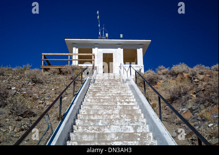 Un escalier conduit à la cabane d'observation sur la montagne au-dessus de Salida Tenderfoot et l'Arkansas River Valley, comté de Chaffee, Colorado, USA Banque D'Images