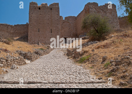 Le chemin menant à l'ancien mur de fortification intérieure de l'ancienne Corinthe. Banque D'Images