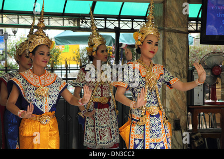 Des danseurs traditionnels thaïlandais à l'exécution de sanctuaire d'Erawan à Bangkok Banque D'Images