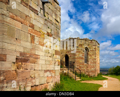 Une partie des ruines du château de Stafford Staffordshire England UK un donjon de pierre néogothique original basé sur des fondations médiévales Banque D'Images