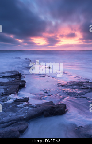 Coucher de soleil spectaculaire au-dessus de Nash Point sur la côte du Glamorgan, Pays de Galles, Grande-Bretagne. L'automne (octobre) 2013. Banque D'Images