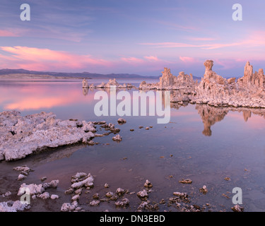 Coucher de soleil sur un paisible lac Mono, Californie, USA. L'automne (octobre) 2013. Banque D'Images