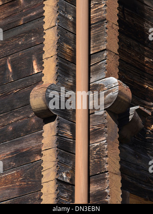 Vieux bois traditionnel en bois typique façade de maison avec fenêtre, le Munster village suisse détail des joints d'angle Banque D'Images