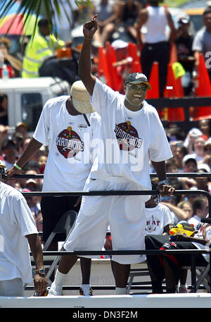 Jun 23 2006, Miami, FL, USA ; Antoine Walker courbes à foule pendant le long de Biscayne Blvd. Crédit obligatoire : Photo par Damon Higgins/Palm Beach Post/ZUMA Press. (©) Copyright 2006 par Palm Beach Post Banque D'Images