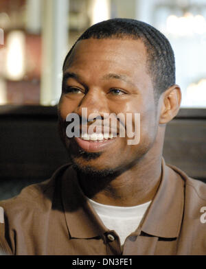 Jul 06, 2006 ; Pasadena, Californie, USA ; trois fois champion du monde '' SHANE MOSLEY (42-4-0) parle de son prochain match le 15 juillet contre 'féroces' Fernando Vargas au MGM Grand Garden Arena. Mosley a défait Vargas par TKO le 25 février 2006 et est en ce moment une défaite 3-1 à favoris Vargas à nouveau. Crédit obligatoire : Photo par Rob DeLorenzo/ZUMA Press. (©) Copyright 2006 b Banque D'Images