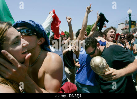 Jul 09, 2006 ; San Diego, CA, USA ; fièvre Coupe du monde renversé dans la rue dans le quartier de San Diego connu sous le nom de Little Italy le dimanche alors que des milliers de personnes ont regardé le match sur un écran géant. Comme le jeu est finalement remporté par l'Italie, EMMANUELLE DURAN, gauche, obtient un baiser de Mauricio Diaz, tandis que le reste de la foule hugs eachother et baiser un modèle de la coupe du monde. Obligatoire Banque D'Images