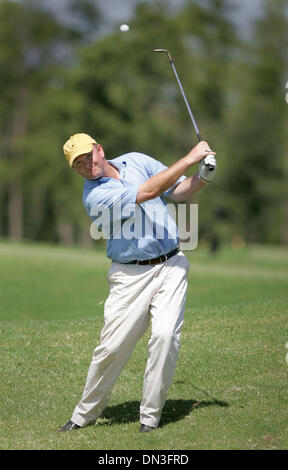 16 juil., 2006 ; Jupiter, en Floride, USA ; Eoghan O'Connell plaquettes sur le vert sur le 17ème trou. O'Connell tourné un même par 72 au deuxième tour de la 31e Palm Beach Kennel Club Amateur de comté a tenu sur l'ancien sentier bien sûr. Crédit obligatoire : Photo par Allen Eyestone/Palm Beach Post/ZUMA Press. (©) Copyright 2006 par Palm Beach Post Banque D'Images