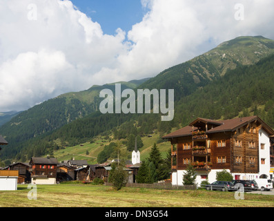 Ancien et nouveau bois traditionnel en bois typique des maisons dans le village Ulrichen dans le district de Conches dans les Alpes Suisses Banque D'Images