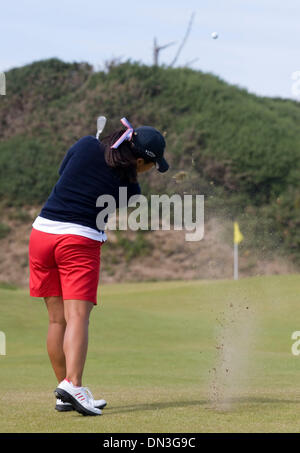 29 juil., 2006 ; Bandon, OU, USA ; membre de l'équipe américaine JENNY SUH, de Fairfax, VA, de jetons pour le 12ème green au cours de la première ronde de la Curtis Cup Match au cours des Dunes du Pacifique à Bandon Dunes Golf Resort de Bandon, Oregon. Crédit obligatoire : Photo de Richard Clement/ZUMA Press. (©) Copyright 2006 by Richard Clement Banque D'Images