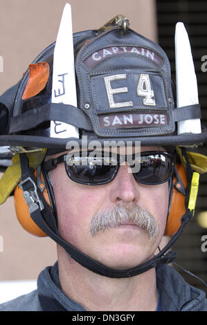 Juil 30, 2006 ; San Jose, CA, USA ; un pompier travaille au cours de la 2006 San Jose Grand Prix des voitures sur un champ 2.3km, 7-tour street circuit. Crédit obligatoire : Photo par Jérôme Brunet/ZUMA Press. (©) Copyright 2006 by Jerome Brunet Banque D'Images